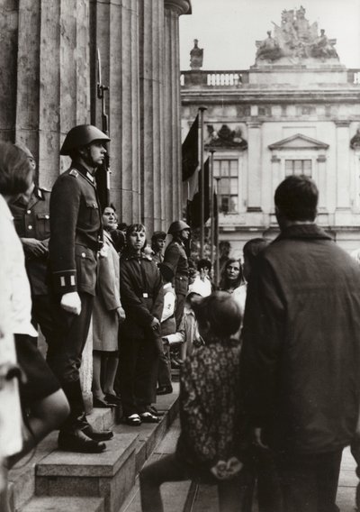 Faşizm ve Militarizm Kurbanları Anıtı'nda Ulusal Halk Ordusu askerleri barış ve sosyalizmin öncülerini onurlandırıyor (s/b fotoğraf) by Photographer German