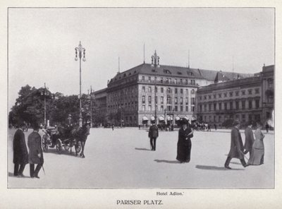Berlin: Pariser Platz (s/b fotoğraf) by Photographer German