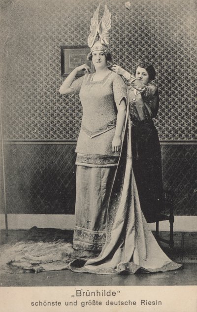 Brunhilde, en güzel ve en uzun Alman devi (s/b fotoğraf) by Photographer German