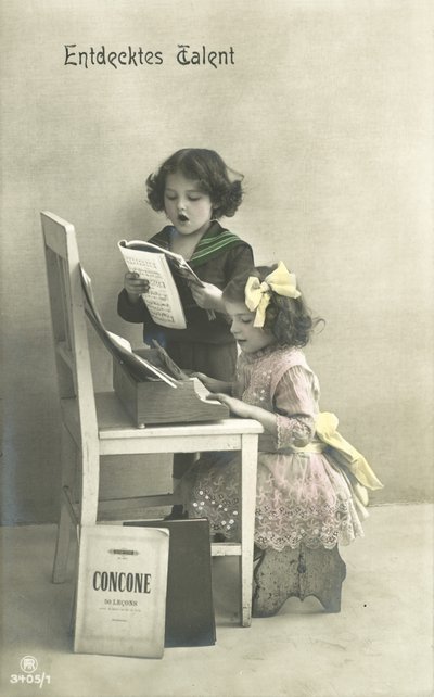 Şarkı söyleyen çocuklar (renkli fotoğraf) by Photographer German