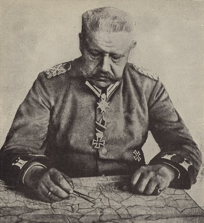 Mareşal von Hindenburg bir haritayı inceliyor (s/b fotoğraf) by Photographer German