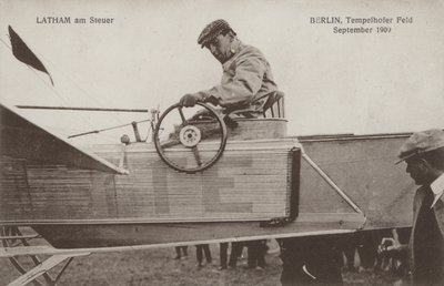 Fransız havacı Hubert Latham, uçağının kontrolünde, Tempelhof havaalanı, Berlin, Eylül 1909 (s/b fotoğraf) by Photographer German