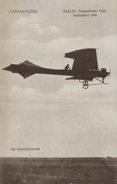 Fransız havacı Hubert Latham, Tempelhof havaalanı üzerinde uçarken, Berlin, Eylül 1909 (s/b fotoğraf) by Photographer German