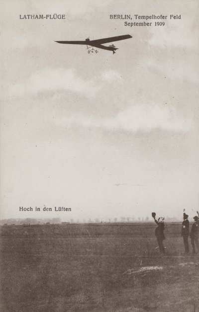 Fransız havacı Hubert Latham, Tempelhof havaalanı üzerinde uçarken, Berlin, Eylül 1909 (s/b fotoğraf) by Photographer German