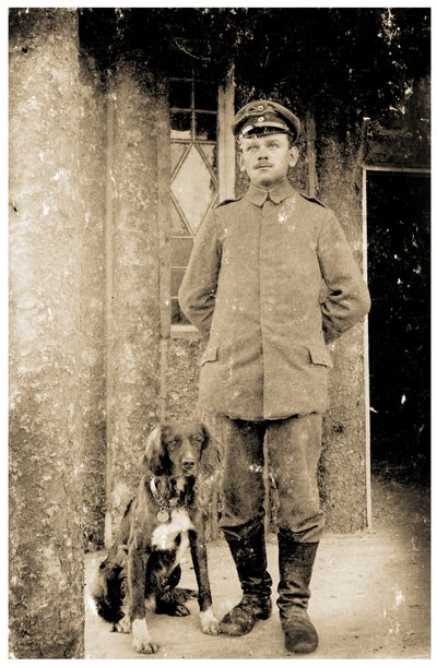 Bir köpekle Alman Ordusu Feldwebel (Çavuş) by Photographer German