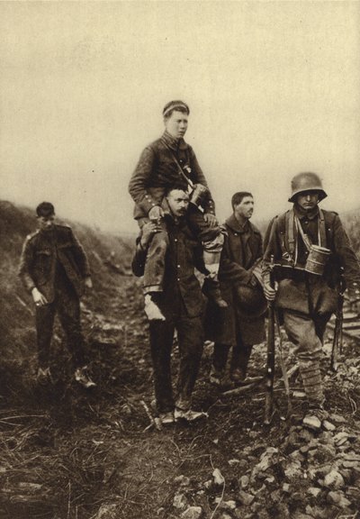 İngiliz mahkumlar tarafından savaş alanından taşınan bir bacak yarası olan Alman piyade, I. by Photographer German
