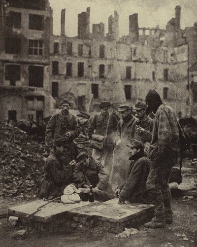 Berlin'in yıkıntıları arasında Sovyetler Birliği'ndeki esaretten serbest bırakılan Alman savaş esirleri by Photographer German