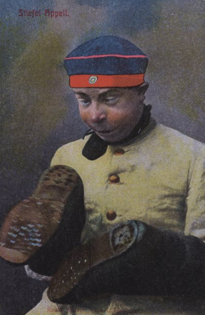 Alman askeri çizmelerinin tabanına bakıyor (renkli fotoğraf) by Photographer German