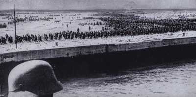 Dunkirk, Fransa, İkinci Dünya Savaşı, Haziran 1940'ta sahilde Müttefik mahkumları inceleyen Alman askeri (s/b fotoğraf) by Photographer German
