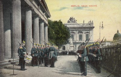 Neue Wache, Berlin'in dışında geçit töreni yapan Alman askerleri (renkli fotoğraf) by Photographer German