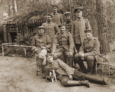 Bir köpek ile Alman askerleri grubu by Photographer German