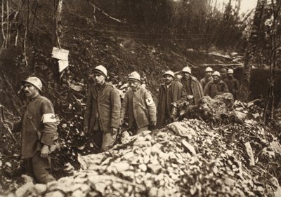Tolmin'deki İtalyan mahkumlar, savaşın ilk gününde, 24 Ekim 1917'de kendi mevzilerinden geri döndüler (s/b fotoğraf) by Photographer German