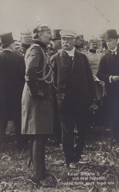 Kaiser Wilhelm II ve Alman zeplin kurucusu Graf Ferdinand von Zeppelin Tegel havaalanında, Berlin, 29 Ağustos 1909 (s/b fotoğraf) by Photographer German