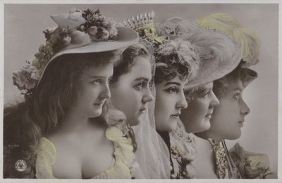 Tarihi elbiseli kadın dizisi (renkli fotoğraf) by Photographer German
