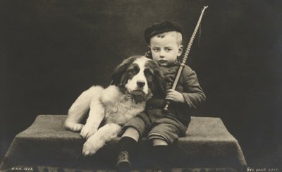 Köpekli küçük çocuk (s/b fotoğraf) by Photographer German
