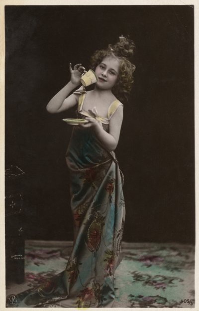 Küçük kız giyinmiş çay içiyor (renkli fotoğraf) by Photographer German