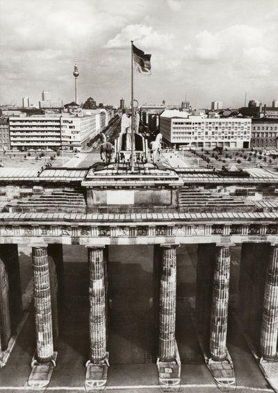Güvenli sınırlarla korunan GDR başkentinin inşaatı devam ediyor (s/b fotoğraf) by Photographer German