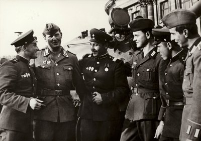 Ulusal Halk Ordusu askerleri, Sovyet Ordusu askerleriyle yakın dostluk kuruyor (s/b fotoğraf) by Photographer German