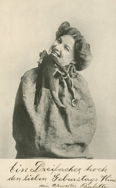 Bir bebeğin kafasını ısıran kadın (s/b fotoğraf) by Photographer German