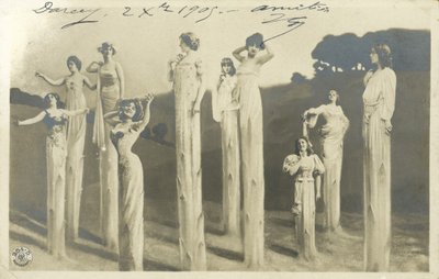 Kuşkonmaz gibi giyinmiş ayaklıklar üzerinde kadınlar (s/b fotoğraf) by Photographer German