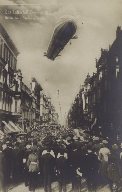 Friedrichstrasse üzerinde uçan Zeppelin LZ III, Berlin (s/b fotoğraf) by Photographer German