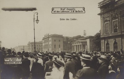 Unter den Linden, Berlin üzerinde uçan Zeppelin LZ III by Photographer German