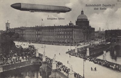Zeppelin LZ III, Berlin Şehir Sarayı üzerinde uçuyor (s/b fotoğraf) by Photographer German