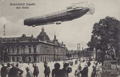 Berlin üzerinde uçan zeplin zeplin (s/b fotoğraf) by Photographer German