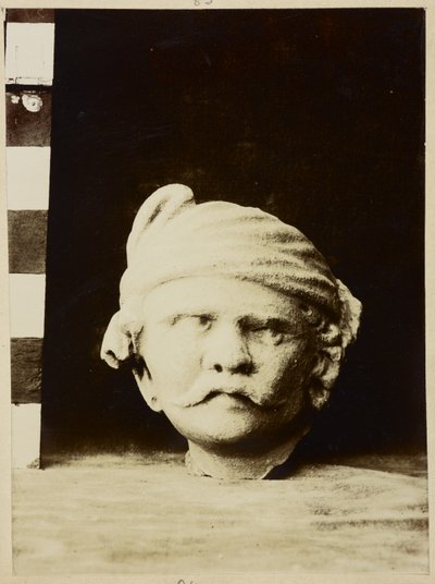 Taxila, Chir Tope [Dharmarajika Stupa]. Alçı kafa (CH 666). Fotoğrafçı: Hindistan Arkeolojik Araştırması by Photographer Indian