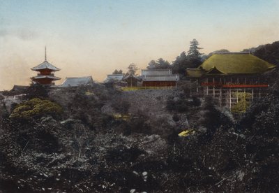 Japonya, c.1912: Kiyomizu Tapınağı, uçurumun kenarında asılı sahnesi ve Kyoto şehrinin beş görünümüyle dikkat çekiyor (fotoğraf) by Photographer Japanese