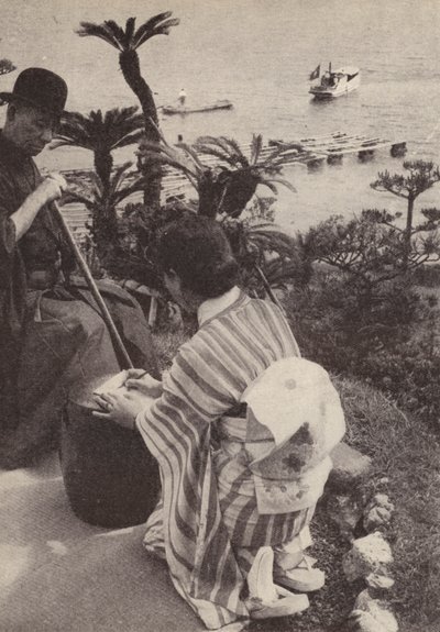 Japon işadamı ve sekreteri stenografi notlar alıyor (s/b fotoğraf) by Photographer Japanese