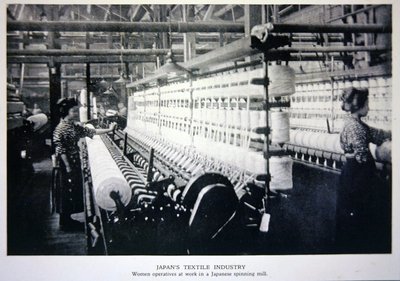 Bir Japon iplik fabrikasında çalışan kadın operatörler by Photographer Japanese