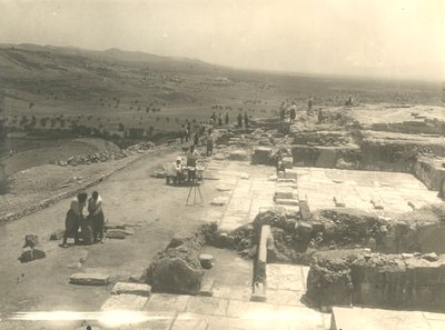 Phaistos sarayının kazılarının görünümü, Luigi Pernier ve Federico Halbherr liderliğindeki İtalyan arkeolojik misyonu, Girit, Yunanistan by Blaise Nicolas Le Sueur