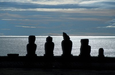 Güzel heykeller, Rapa Nui Ulusal Parkı, Paskalya Adası, Şili by Polynesian Polynesian
