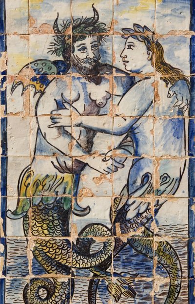 Saray bahçelerinde deniz canlılarını betimleyen Azulejos çinileri (seramik) by Portuguese School