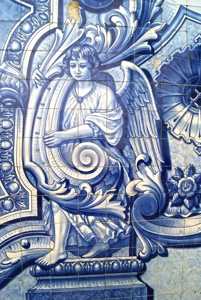 Bir meleği betimleyen dekoratif panel, Lamego, Portekiz. 1738 (seramik karolar) by Portuguese School