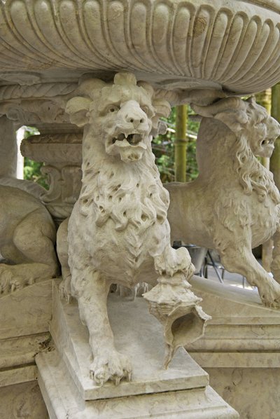 Bir çeşmenin dibinde efsanevi boynuzlu Aslan Atlantes, Quinta da Regalia;Sintra;Portekiz c.1915 (taş) by Portuguese School
