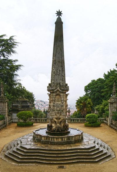 Nossa Senhora dos Remedios dikilitaşı, Lamego, Portekiz Tapınağı. 1738 (granit) by Portuguese School