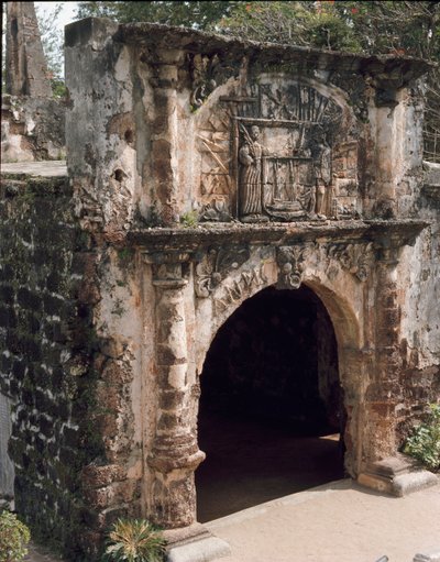 Fortaleza kalesinin kapısının görünümü by Portuguese School