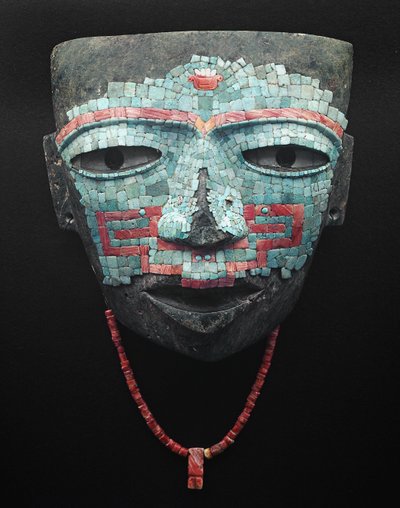 Turkuaz ve kırmızı kabuk mozaik kaplı cenaze maskesi. Teotihuacan, Mexico City