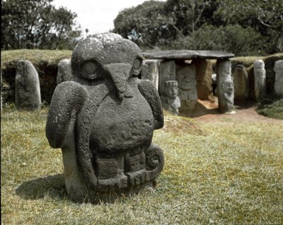Yılan tutan bir kuşun megalitik heykeli by Pre Columbian Pre Columbian