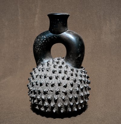 Kolomb öncesi sanat, cupisnique uygarlığı: böcek ve nar şeklinde vazo. 300 M.Ö.-100 MS. Lima, Ulusal Antropoloji ve Arkeoloji Müzesi, Peru by Pre Columbian Pre Columbian