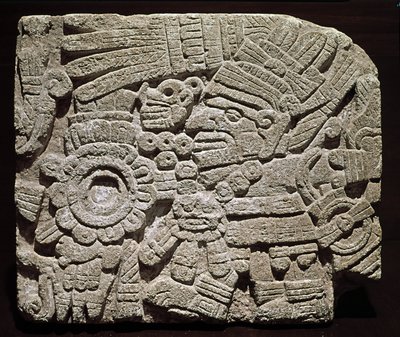 Kolomb öncesi sanat, karışık medeniyet: zengin giyimli bir karakteri temsil eden yontulmuş göğüs - Oaxaca