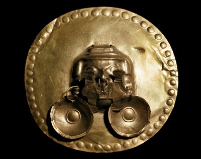 Kolomb öncesi uygarlık Calima: altın pektoral. 7-15. yüzyıl Bogota, Kolombiya Altın Müzesi by Pre-Columbian Pre-Columbian