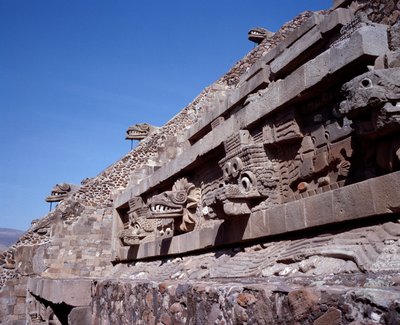 Kolomb öncesi medeniyet: Teotihuacan bölgesinin görünümü (MÖ 300-MS 600): Quetzalcoatl Tapınağı veya Tüylü Yılan Tapınağı. Meksika by Pre Columbian Pre Columbian