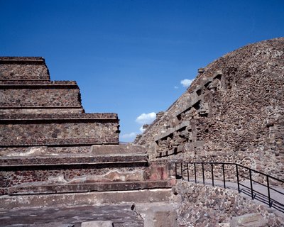 Kolomb öncesi medeniyet: Teotihuacan bölgesinin görünümü (MÖ 300-MS 600): Quetzalcoatl Tapınağı veya Tüylü Yılan Tapınağı. Meksika by Pre Columbian Pre Columbian