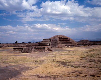 Kolomb öncesi medeniyet: Teotihuacan bölgesinin görünümü (MÖ 300-MS 600): Güneş tapınağı (veya piramidi). Meksika by Pre-Columbian Pre-Columbian