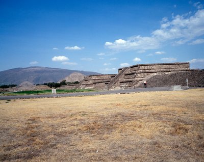 Kolomb öncesi medeniyet: Teotihuacan bölgesinin görünümü (MÖ 300-MS 600): Güneş tapınağı (veya piramidi). Meksika by Pre-Columbian Pre-Columbian