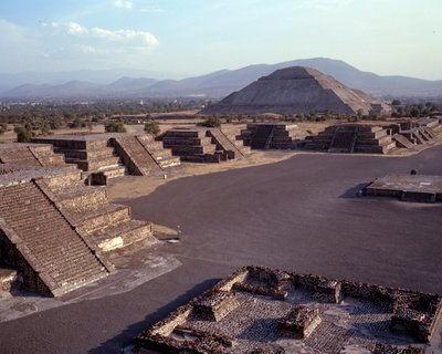 Kolomb öncesi medeniyet: Teotihuacan bölgesinin görünümü (MÖ 300-MS 600): Güneş tapınağı (veya piramidi). Meksika by Pre Columbian Pre Columbian