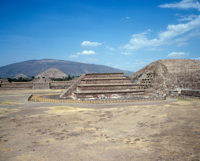 Kolomb öncesi medeniyet: Teotihuacan bölgesinin görünümü (MÖ 300-MS 600): Güneş tapınağı (veya piramidi). Meksika by Pre-Columbian Pre-Columbian